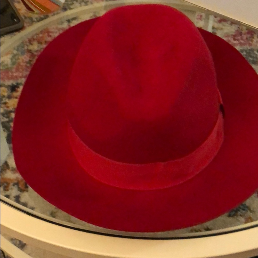Red felt bcbg hat perfect for fall/winter